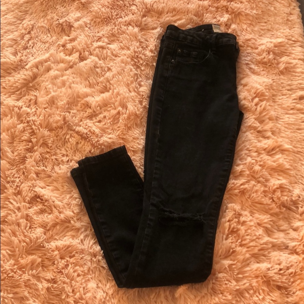 Black skinny jeans (only ripped at the knee)